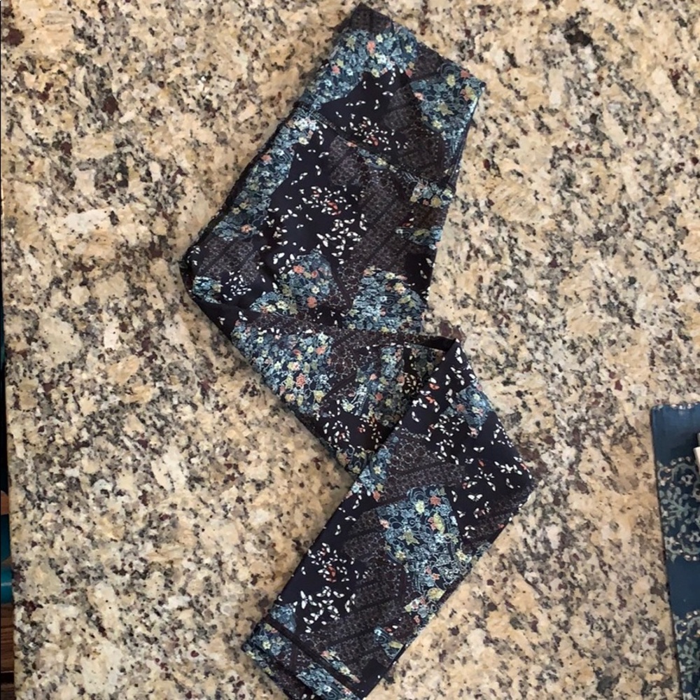 Super cute lululemon wunder under 7/8 leggings!